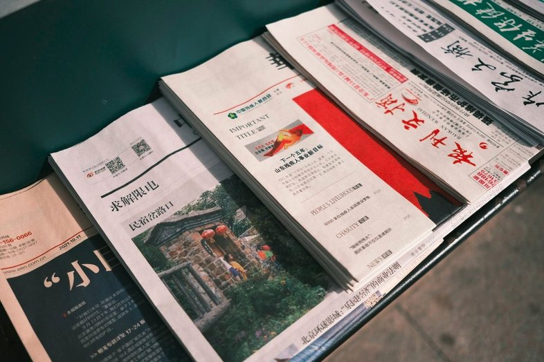 un montón de periódicos encima de una mesa